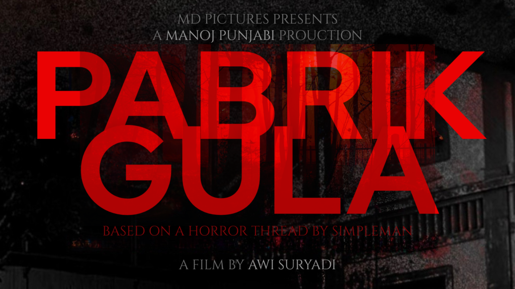 Poster film horor Pabrik Gula (2025) menampilkan judul besar berwarna merah dengan efek goresan menyeramkan, berlatar belakang pabrik tua yang gelap dan mencekam.