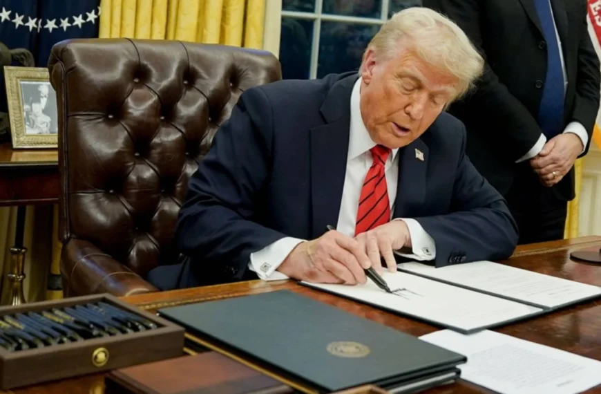 Donald Trump duduk di meja kerjanya di Gedung Putih saat mengumumkan tarif impor trump 32% untuk produk Indonesia.