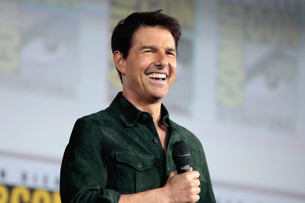 Tom Cruise tersenyum saat berbicara di acara San Diego Comic-Con 2019