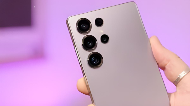 Gambar Samsung Galaxy S25 Ultra berwarna hitam, menampilkan desain elegan dengan layar Dynamic AMOLED 2X 6.9 inci, empat kamera belakang 200 MP, dan dukungan S Pen.