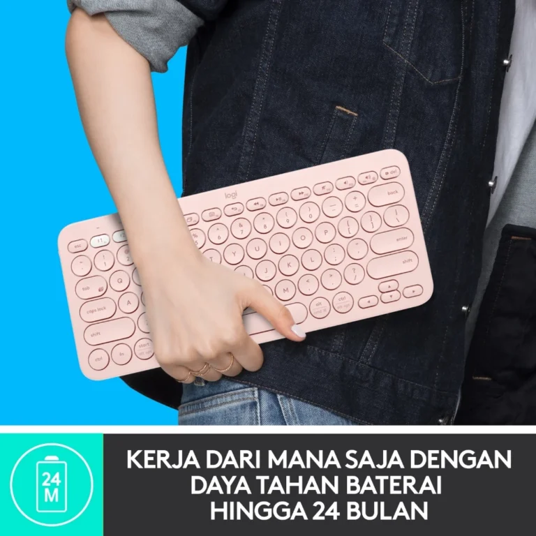 Tampilan Logitech K380 Multi-Device Keyboard di atas meja kerja, terhubung dengan laptop, tablet, dan smartphone melalui koneksi Bluetooth.