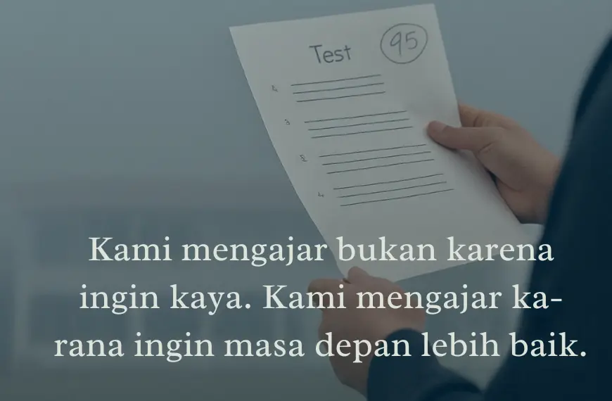 Tangan guru Jeju memegang kertas ulangan murid dengan nilai 95